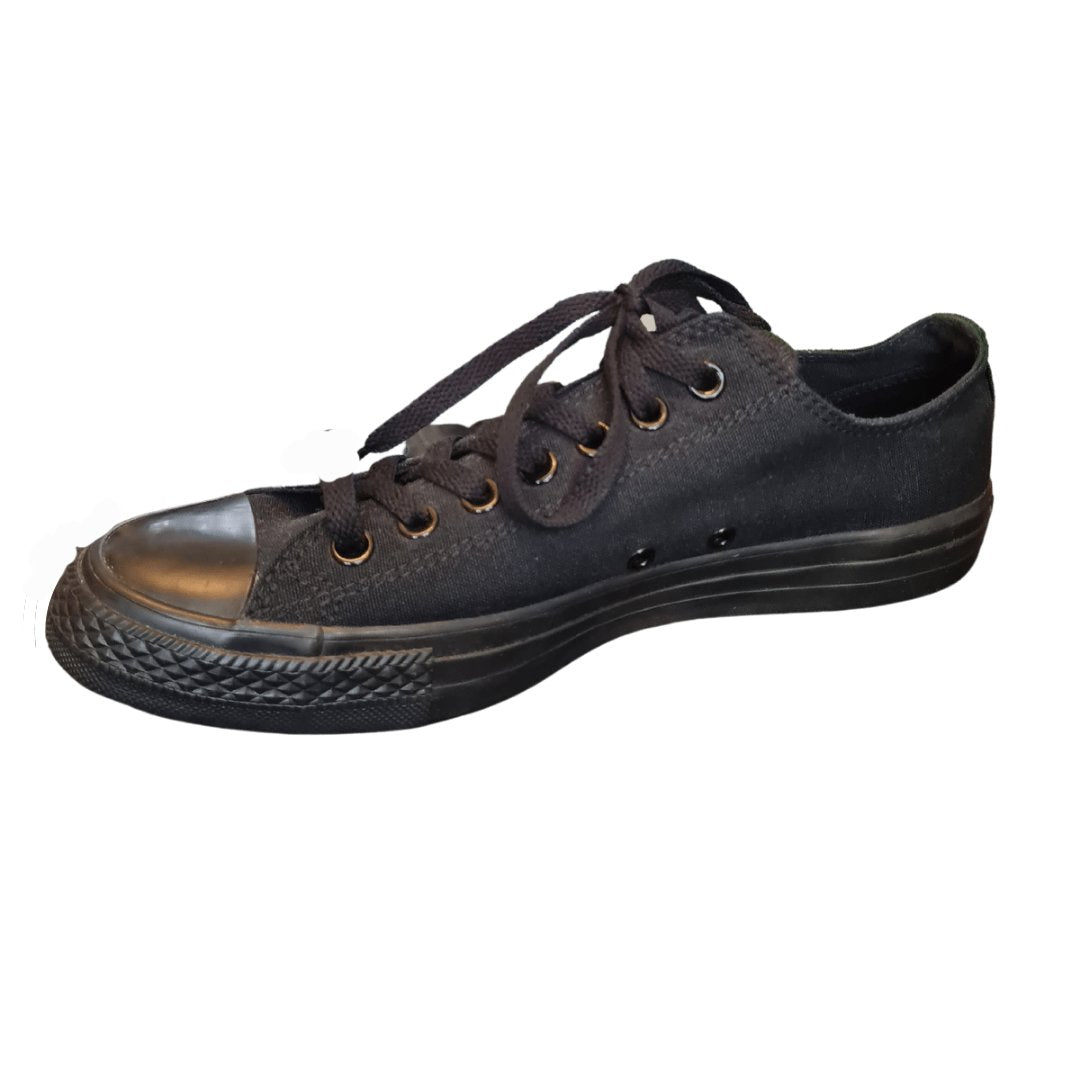Converse Chuck Taylors low tops
(Black)