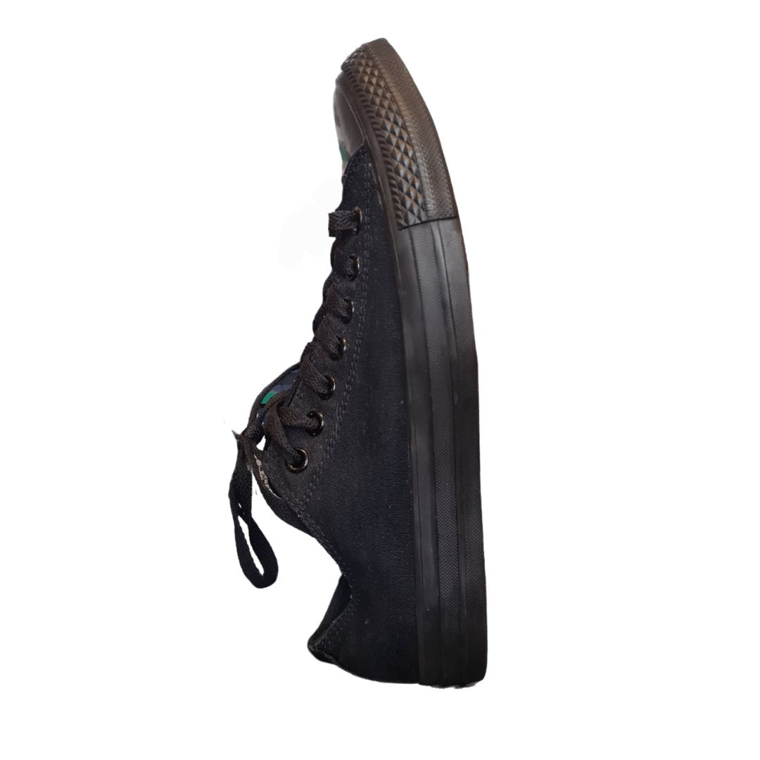 Converse Chuck Taylors low tops
(Black)