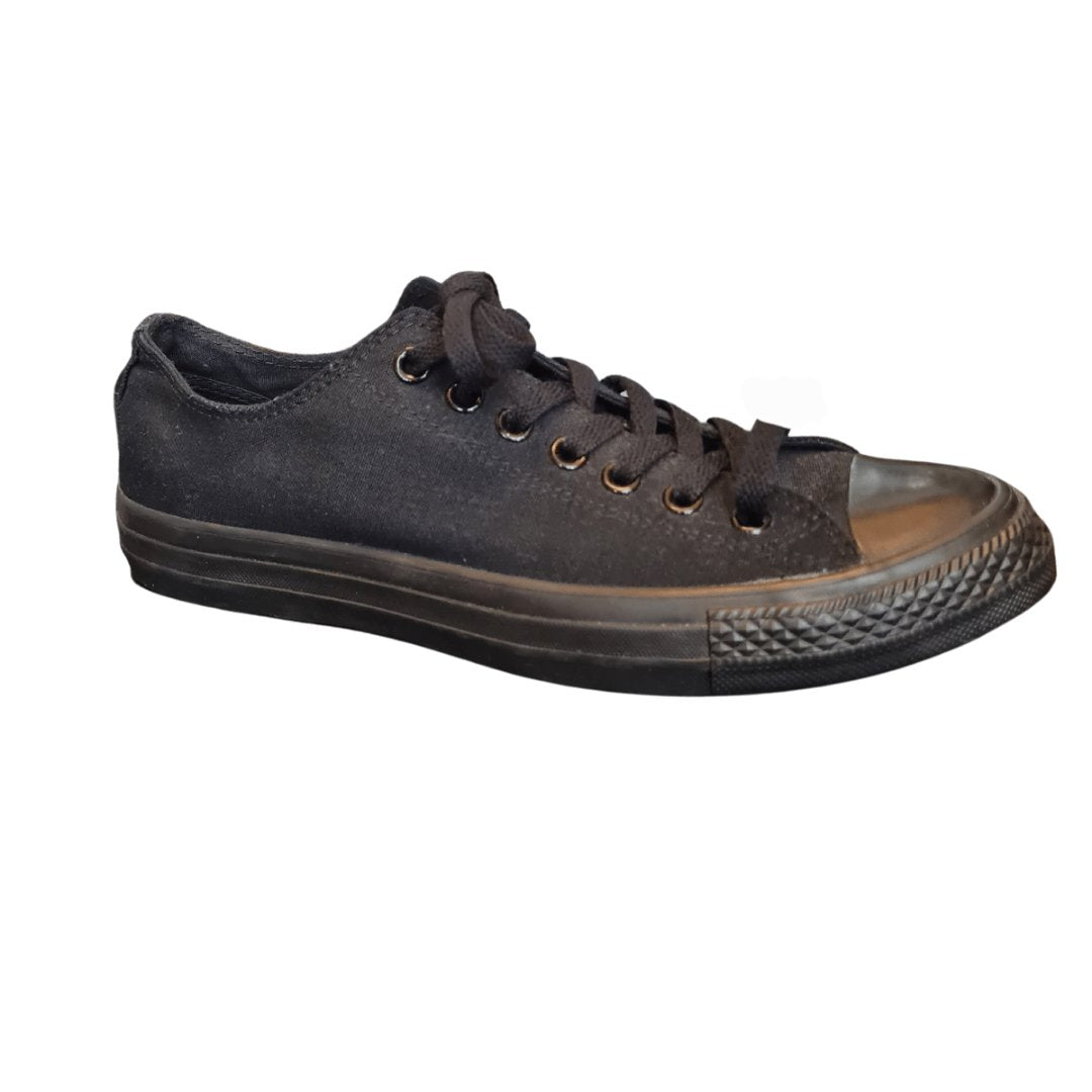 Converse Chuck Taylors low tops
(Black)